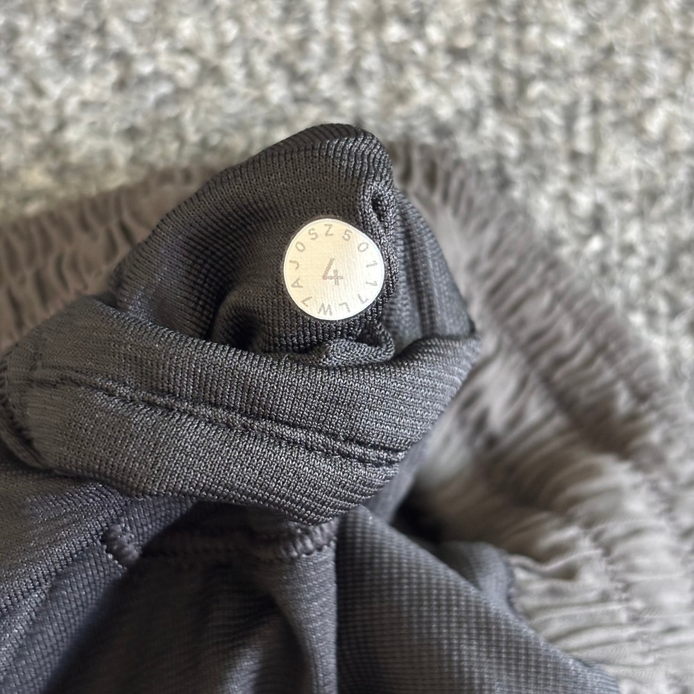 Lululemon Hotty Hot Short II 2.5 Inch Dark Carbon Grey Size 4 W7ASZS - Picture 6 of 7
